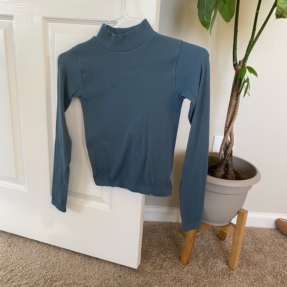 Cropped turtle neck w/open back